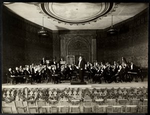 Sahnede tam orkestra, New York, 1911 (gümüş jelatin baskı)